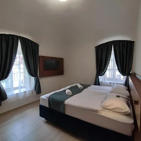 River Apartmanhaz Ясберень